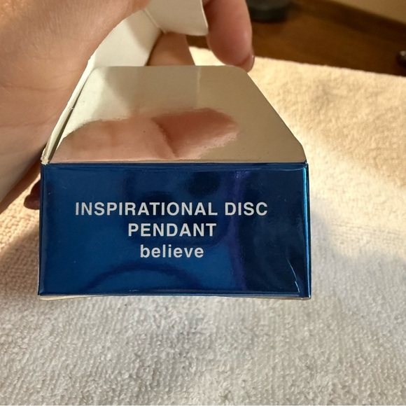 Avon Goldtone Inspirational Disc Believe' Pendant Necklace NIB 2007 - Picture 5 of 6